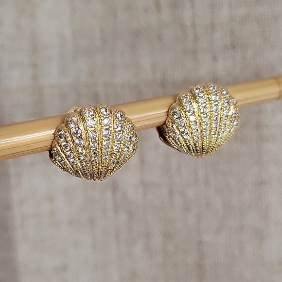 Ear Envy Jewelry - CLAMSHELL SCALLOP ZIRCON SPARKLE HUGGIES